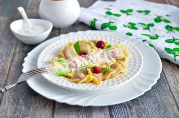 Вареники з замороженою вишнею