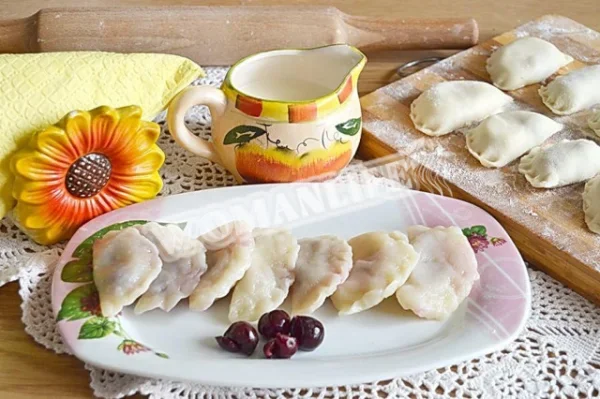 Вареники з сиром та вишнями