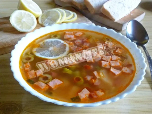 Проста класична солянка з ковбасою без м'яса