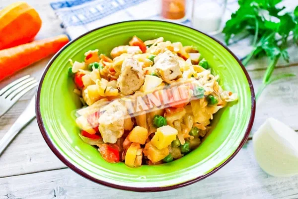 овочеве рагу з куркою, картоплею і капустою