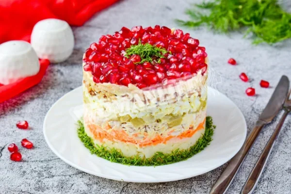 Салат з гранатами, волоськими горіхами і куркою