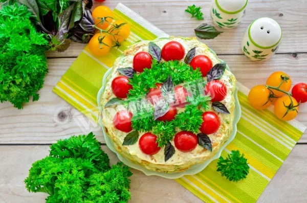 Кабачковий пиріг з помідорами і часником