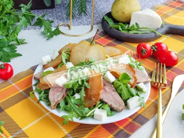 Салат з качиною грудкою, грушею і руколою