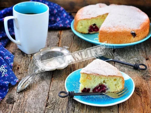 Шарлотка із замороженою вишнею