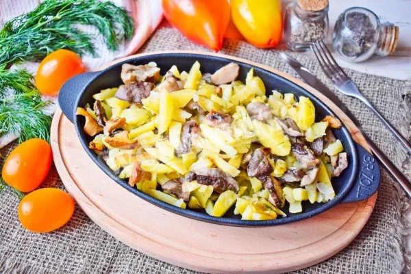 Жереха з грибами і картоплею на сковороді