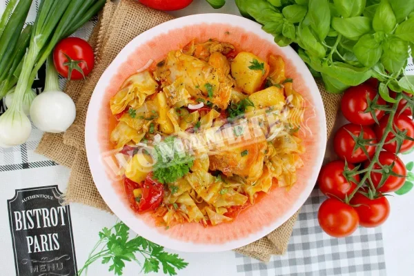 Тушкована капуста з картоплею і куркою