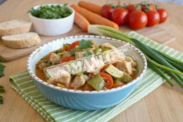 Курка, тушкована з цукіні і пасерованими томатами