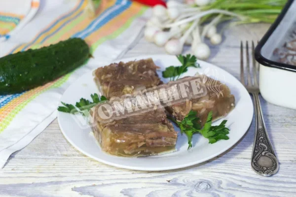 Холодець зі свинячих ніжок і яловичини