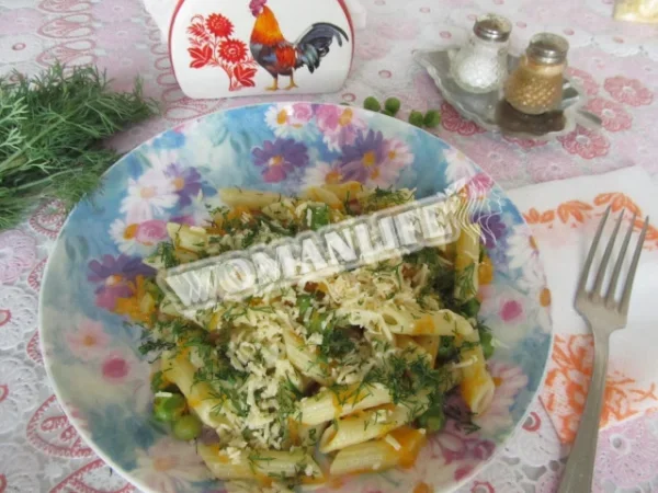 Макарони з зеленим горошком і сиром