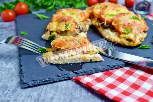 Куряча грудка з грибами, сиром і помідорами в духовці