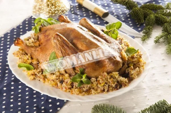 Качка, фарширована рисом, курагою та горіхами