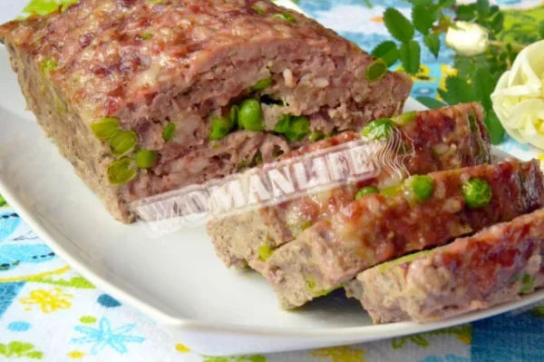 М'ясний рулет із зеленим горошком