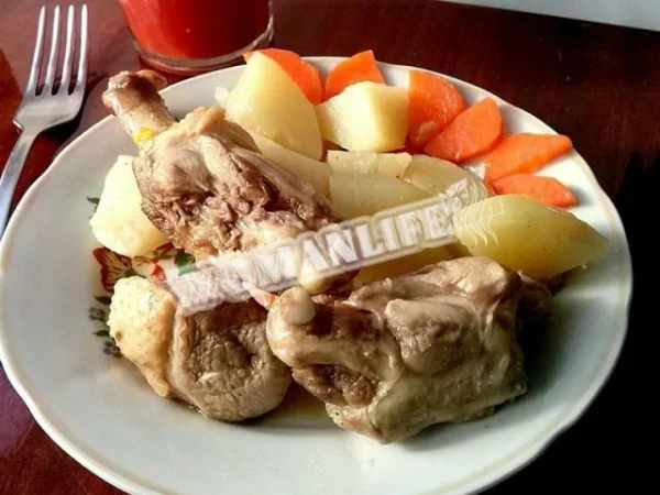 Качка з картоплею, тушкована в мультиварці