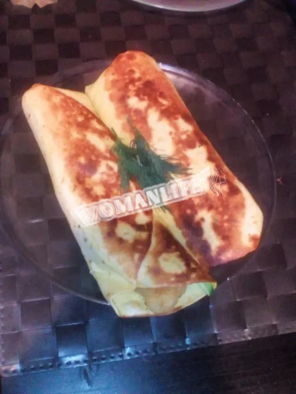 Курячий рулет з капустою та огірками