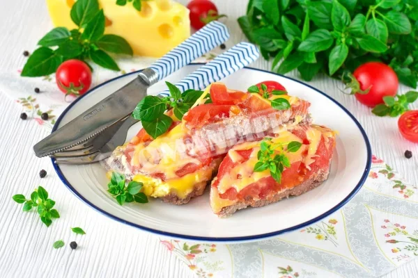Яловичина з помідорами і сиром в духовці