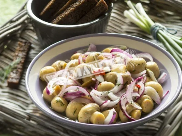 Мариновані шампіньйони з цибулею