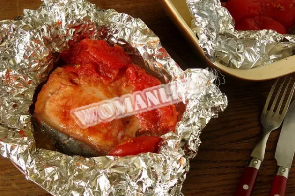 Сом з печерицями і помідорами у фользі в духовці