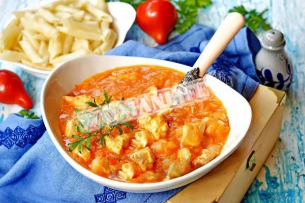 Гуляш з курячої грудки з болгарським перцем в мультиварці