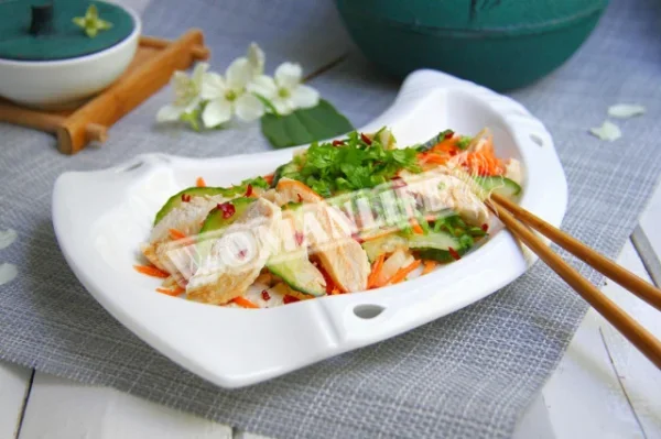 Корейський салат з огірками і куркою