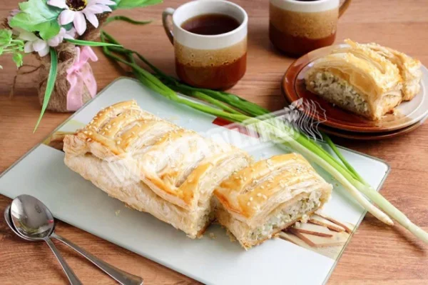 Кулеб'яка з листкового тіста з рисом і яйцем