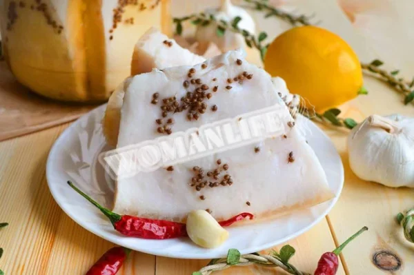 Пряне сало в маринаді з коріандром, часником і кінзою