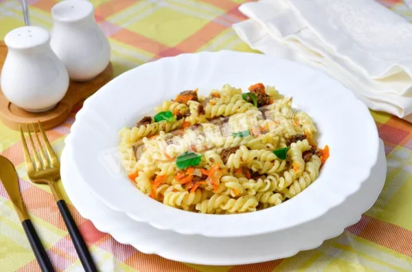Макарони з тушкованим м'ясом на сковороді