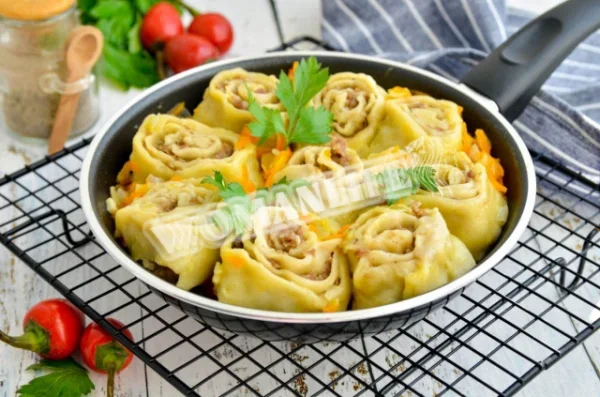 Ліниві вареники на сковороді з фаршем і овочами