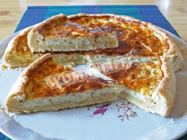 Пиріг з плавленим сиром і цибулею