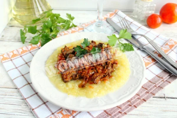 Печінка з цибулею і морквою на сковороді