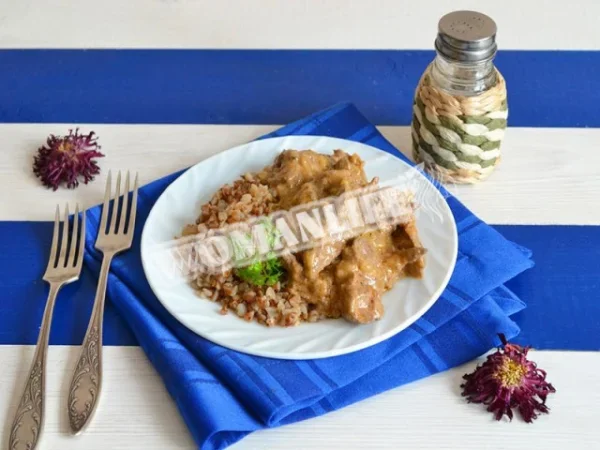 Куряча печінка по-строгановськи