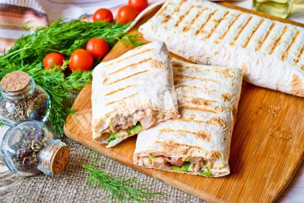 Класична шаурма з куркою, помідорами та капустою