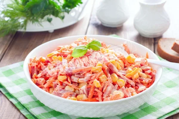 Салат з копченою ковбасою і морквою
