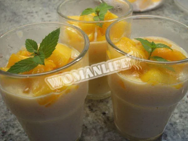 Літній десерт з персиками та абрикосами