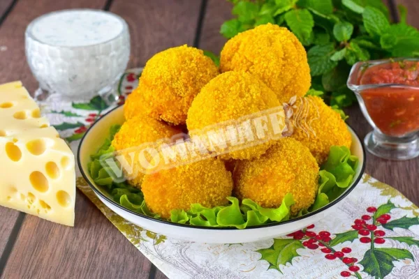 Картопляні кульки з сиром на сковороді, смажені у фритюрі