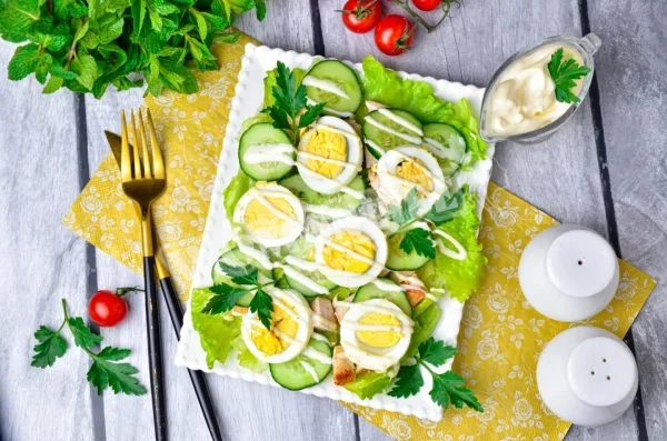 Салат з куркою, огірком і яйцем