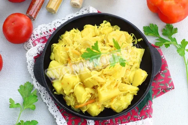 Картопля з квашеною капустою, тушкована на сковороді