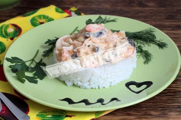Морський коктейль у вершковому соусі