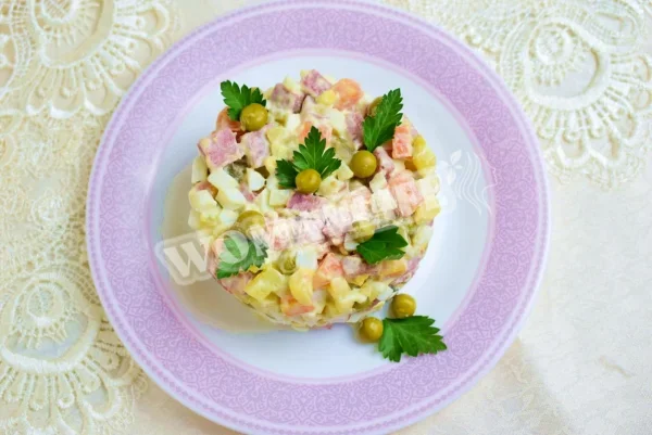 Салат Московський класичний з копченою ковбасою