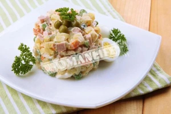 Салат столичний з ковбасою