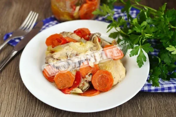 Курка в банку з овочами