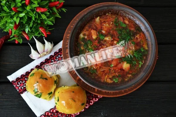 Класичний борщ з буряком і куркою в томатному соку