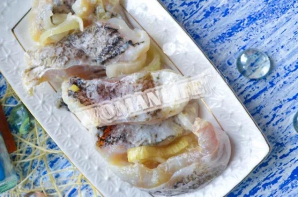 Щука, маринована з цибулею