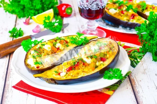 Запечені баклажани з овочами в духовці