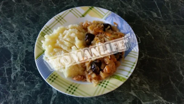 Капуста тушкована з курячим філе, томатною пастою, чорносливом