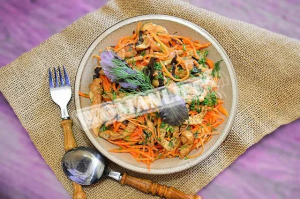 Корейський салат з курки з зеленню і морквою