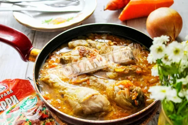 Курка тушкована з цибулею і морквою
