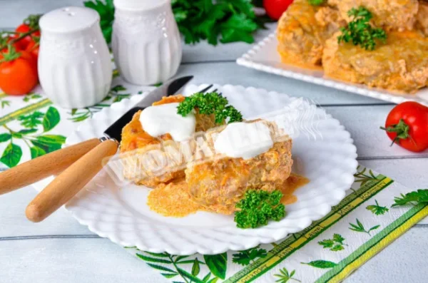 Ліниві голубці з рисом, капустою і фаршем на сковороді