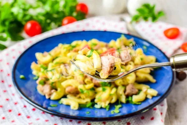 Макарони з тушонкою на сковороді