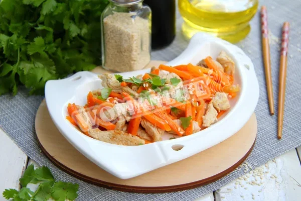 Салат з куркою і корейською морквою без майонезу