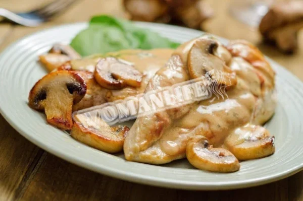 Куряче філе з грибами, запечене в йогурті